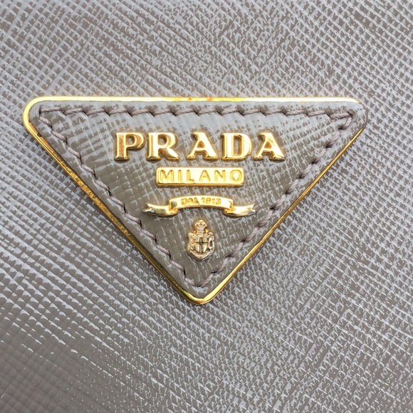 Saffiano Prada double zipper tote. - Picture 3 of 7